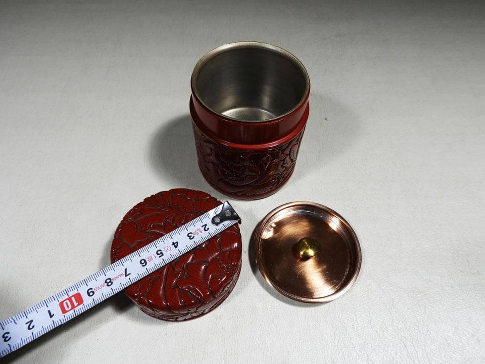 ●村上堆朱 茶筒 在銘 牡丹唐草 銅内蓋 黄布 共箱 高さ9cm 径7.5㎝