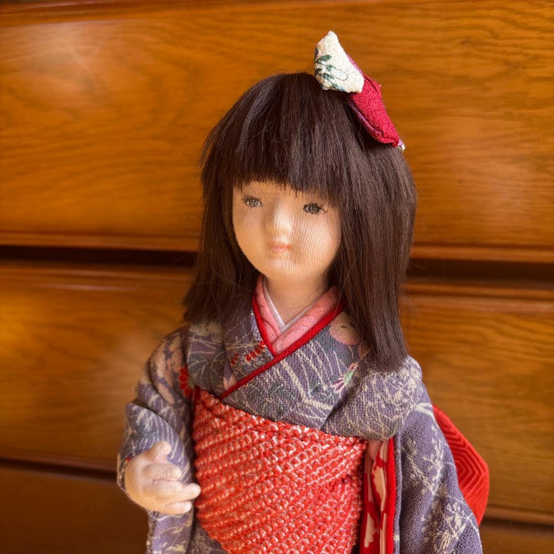 ①紫色の着物の和服人形