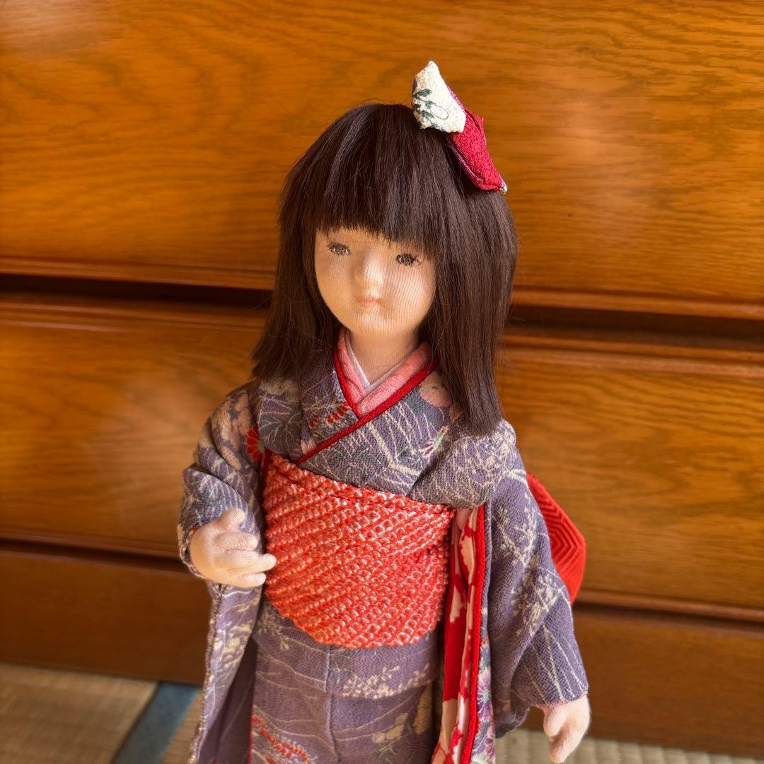 ①紫色の着物の和服人形