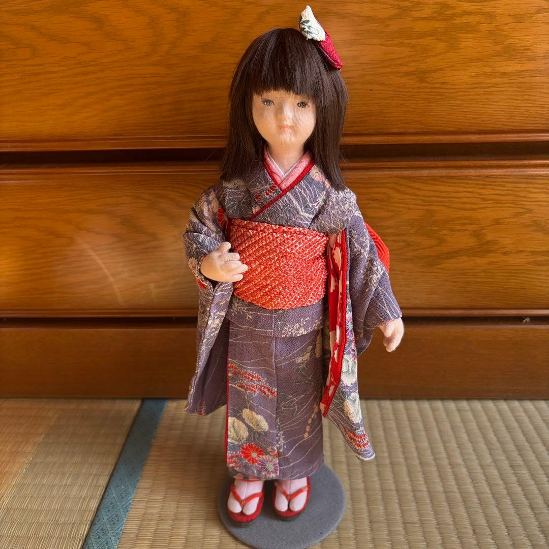 ①紫色の着物の和服人形