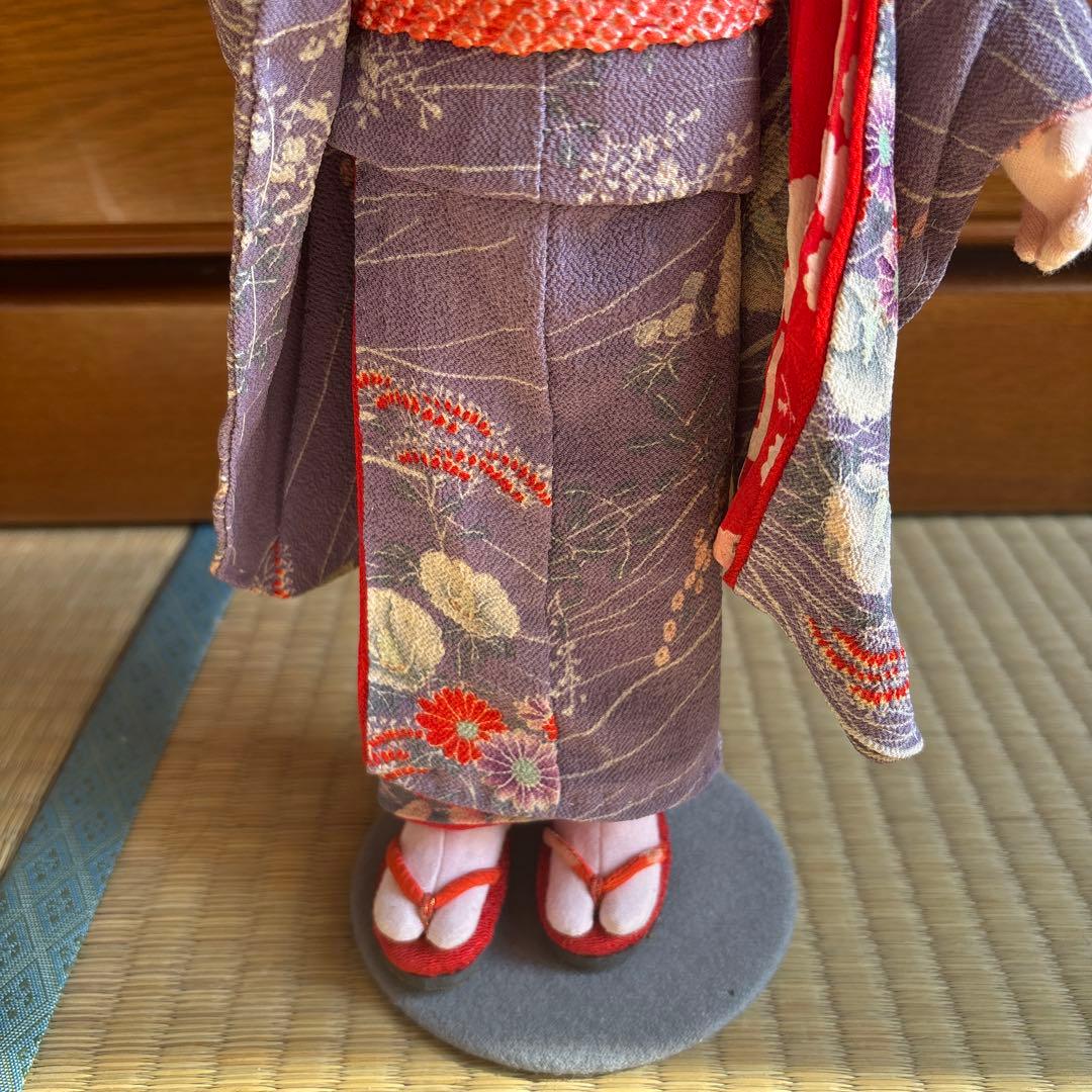 ①紫色の着物の和服人形