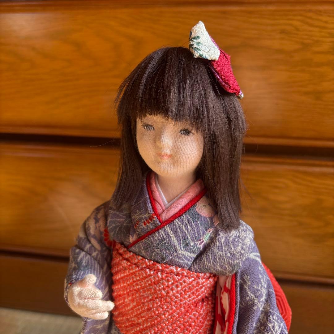 ①紫色の着物の和服人形