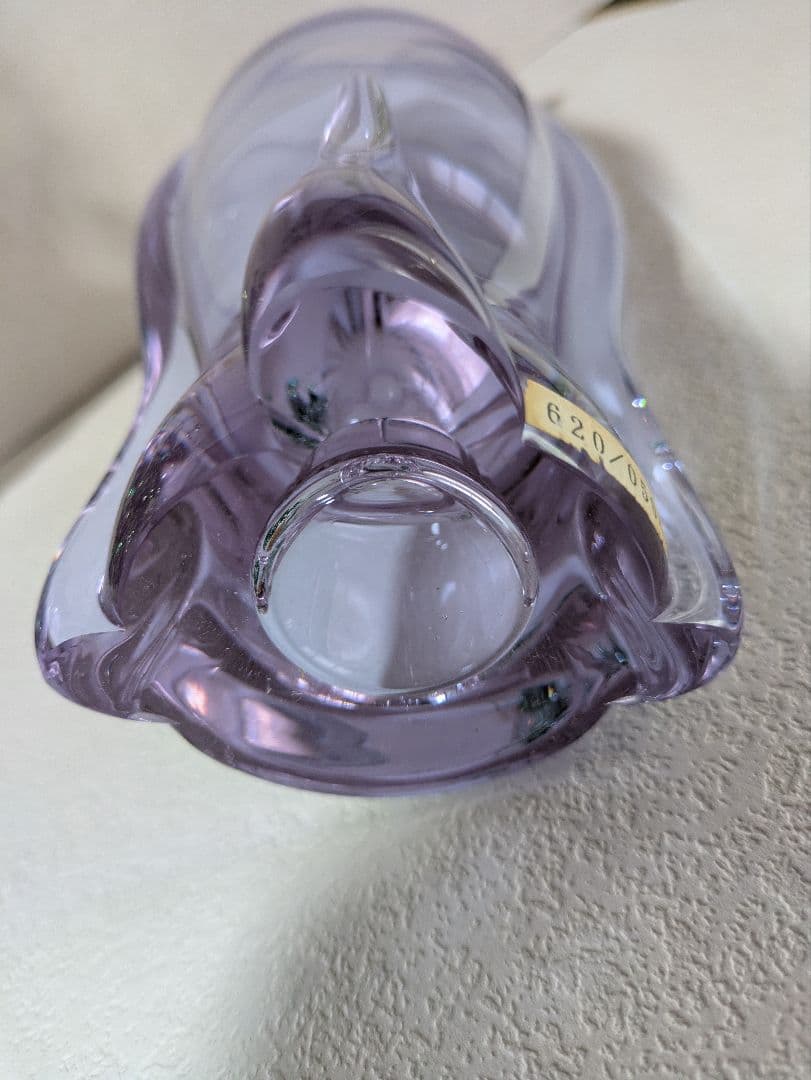 薄紫色の花瓶 　アレキサンドライト　サインアリ　変色ガラス　28cm お値下げ中