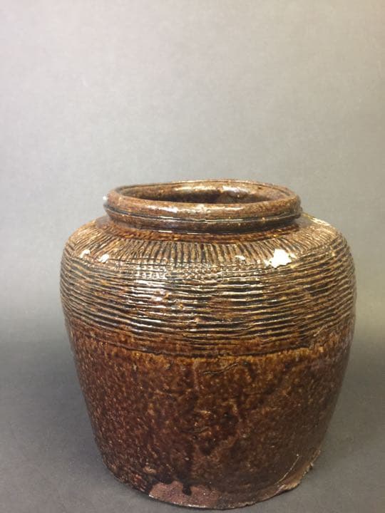 茶道具  水指しサイズ 茶道の神髓にビッタリ 古い 醬釉刻線紋罐 中国明時代
