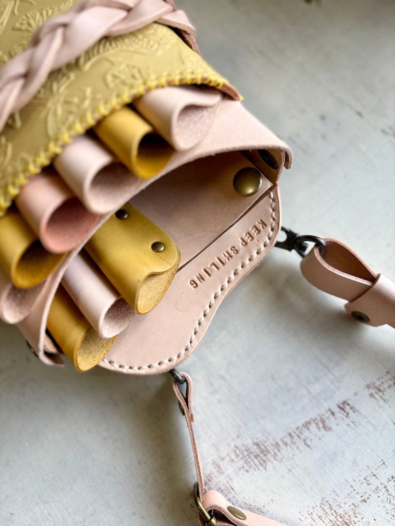 kazpoo ヌメ革ナチュラル、蝶型押しペールイエローの大容量シザーケース