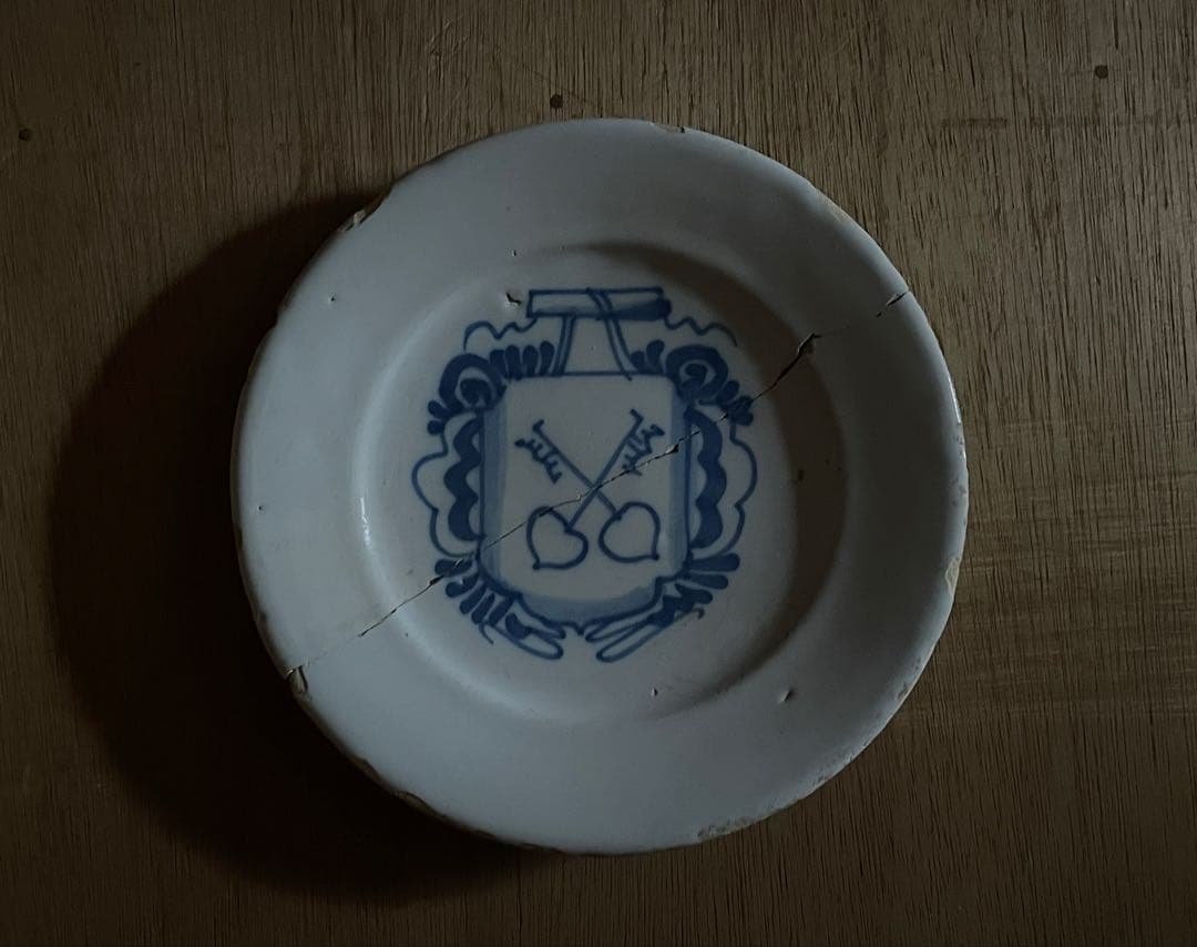 1670年頃　デルフト　リムプレート　　ライデンの紋章　)オランダ アンティーク