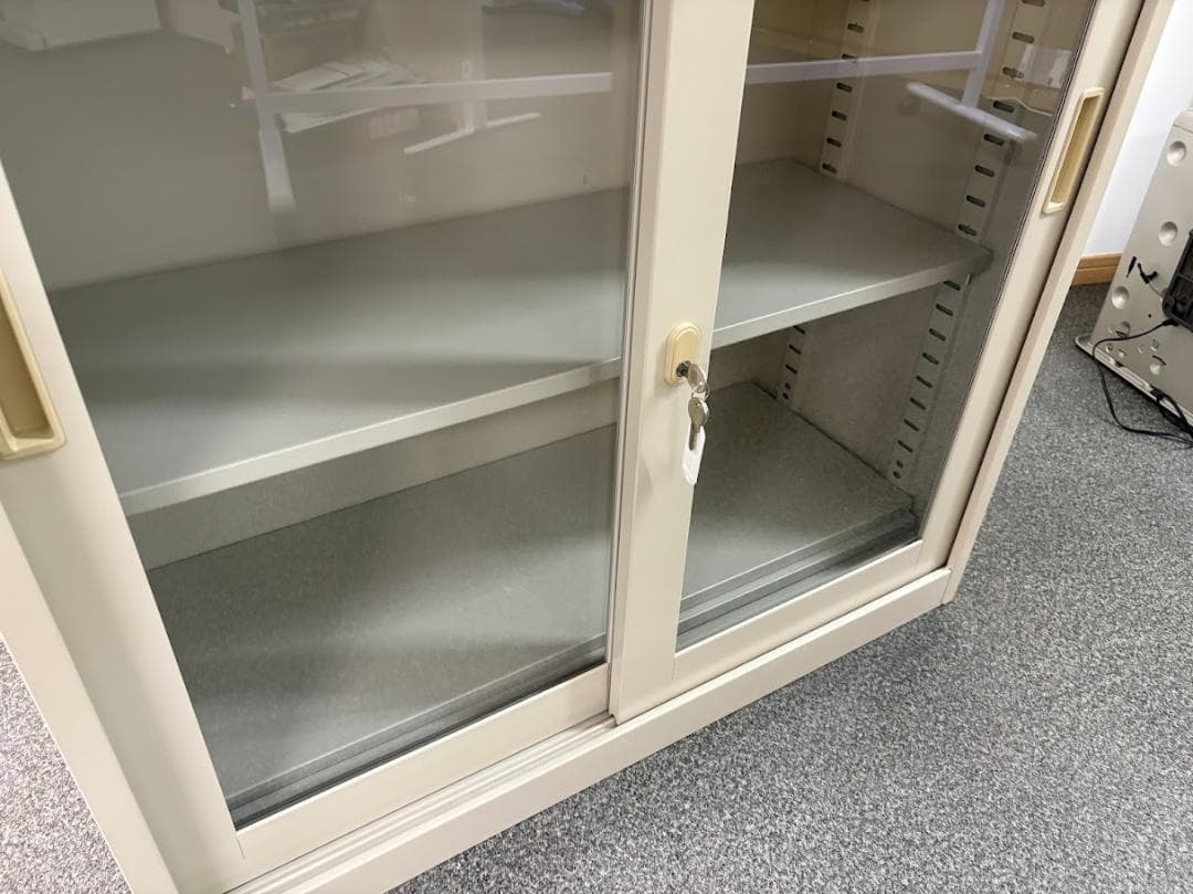 【引き取り限定】【2セット】ガラス扉キャビネット ベージュ 中型【大阪堺市】