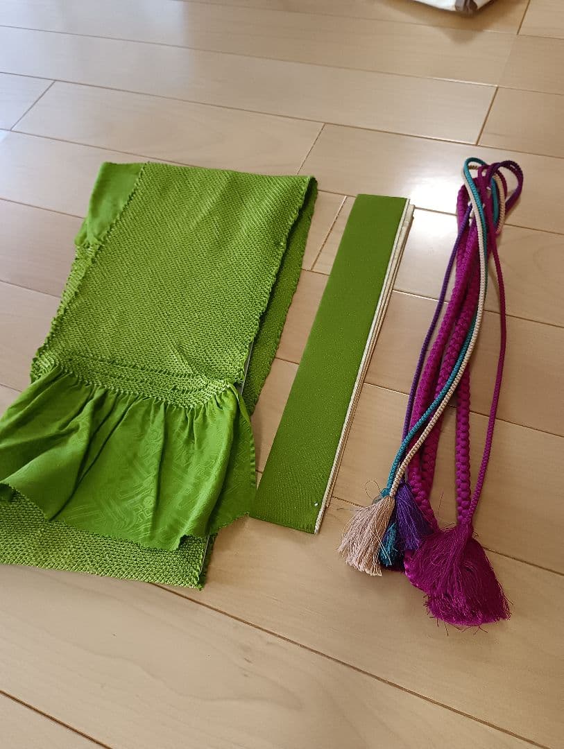 くりもも【美品】朱色の孔雀柄の振袖、長襦袢、帯、帯締セット　クリーニング済