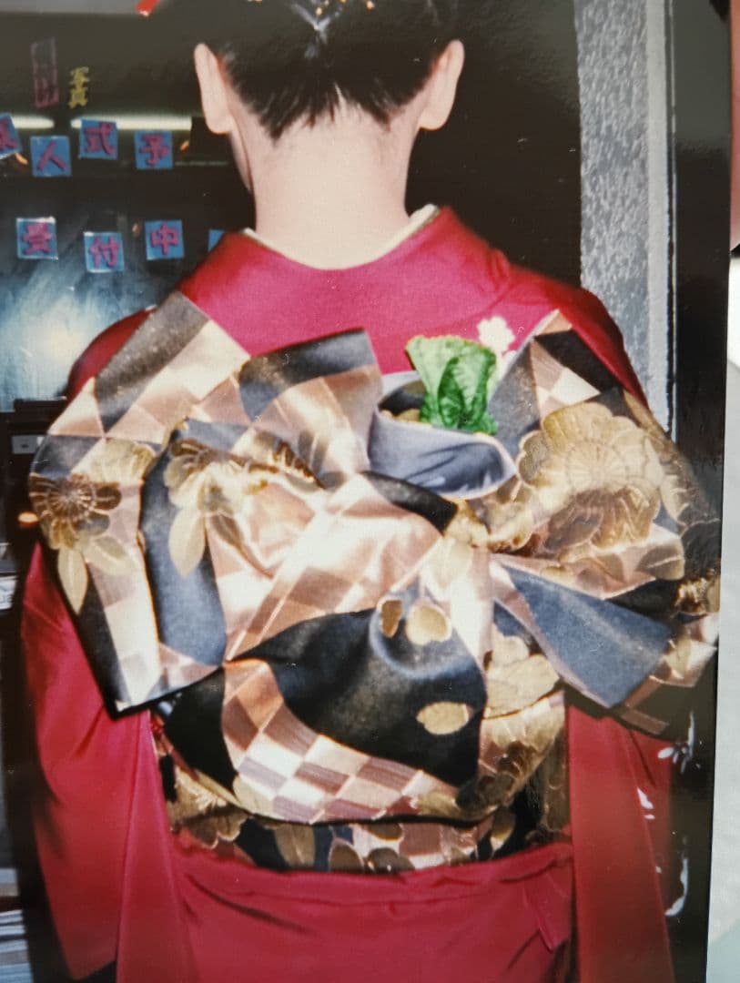 くりもも【美品】朱色の孔雀柄の振袖、長襦袢、帯、帯締セット　クリーニング済