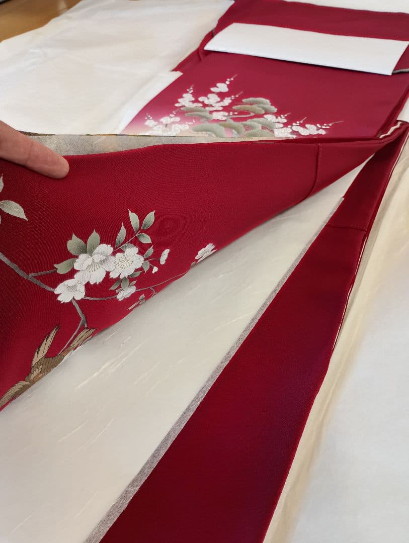 くりもも【美品】朱色の孔雀柄の振袖、長襦袢、帯、帯締セット　クリーニング済