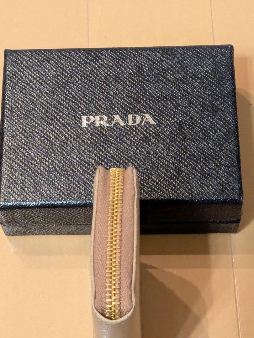 PRADA サフィアーノレザー ケース