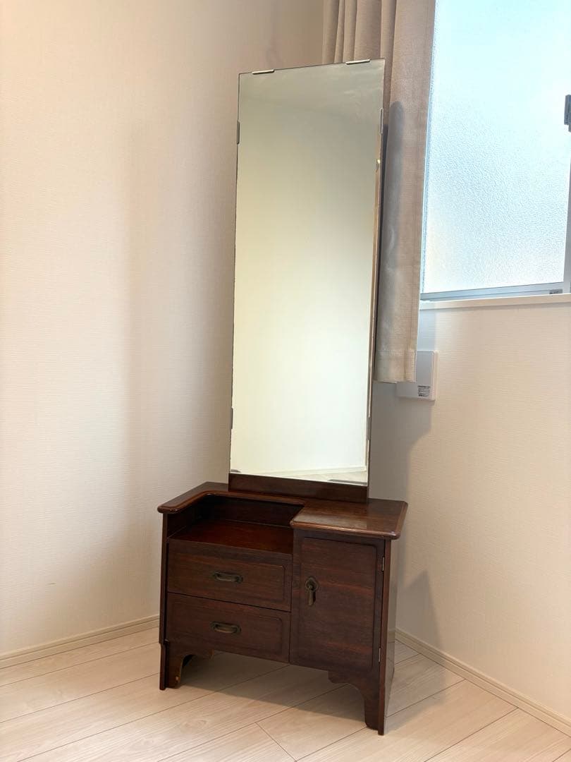 和レトロな鏡台。姿見型で、着物の着付けにも。