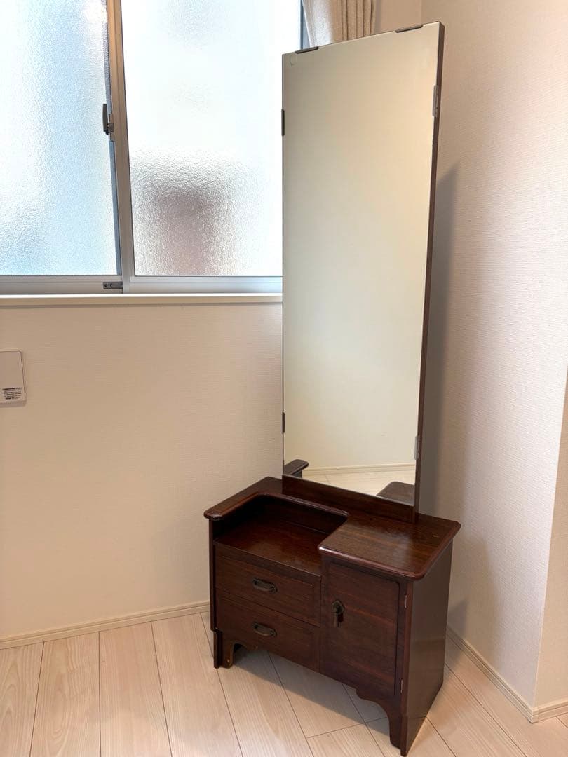 和レトロな鏡台。姿見型で、着物の着付けにも。