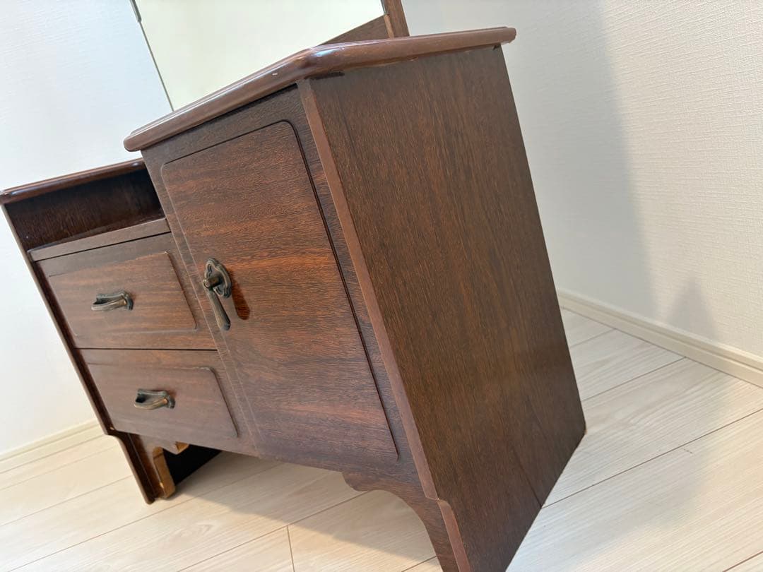 和レトロな鏡台。姿見型で、着物の着付けにも。