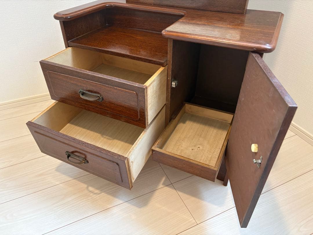 和レトロな鏡台。姿見型で、着物の着付けにも。