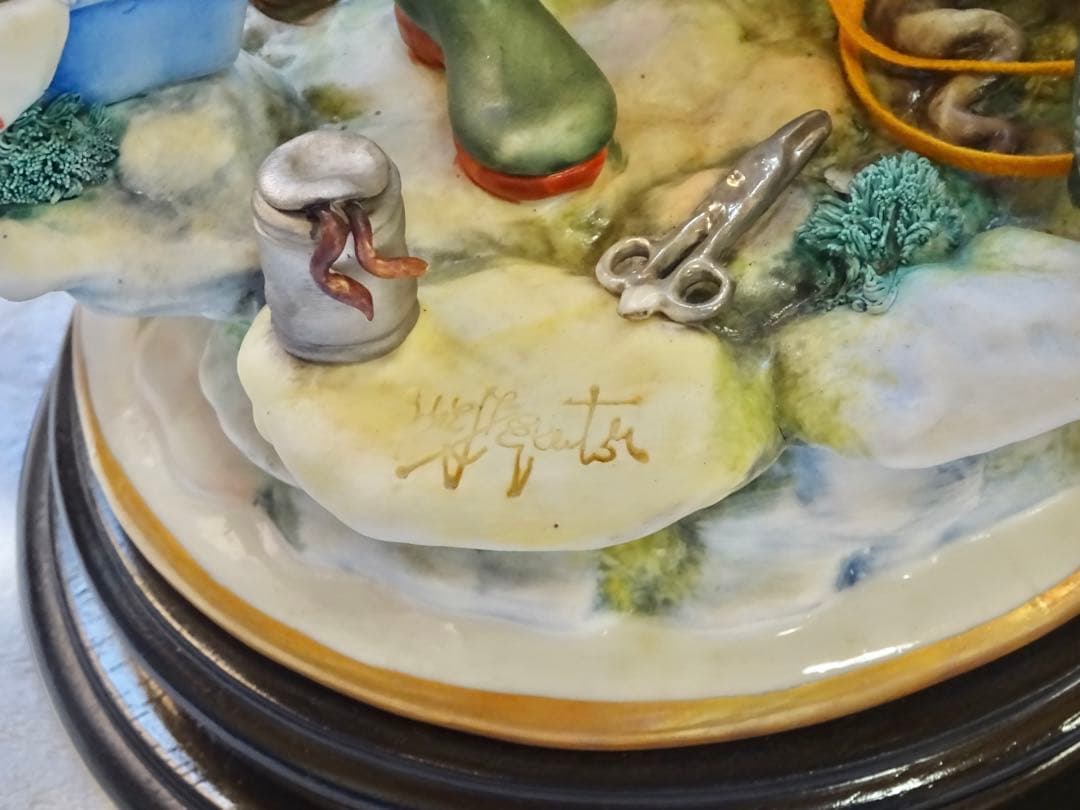 釣りをする陶器人形