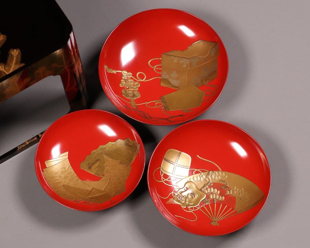 MA243 加賀蒔絵 能楽・翁 本金高蒔絵 朱塗三ッ盃・盃台 松蒔絵 木製 杯