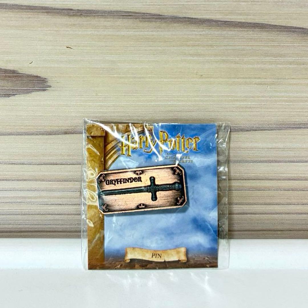 希少品★未使用品★ハリーポッターと秘密の部屋★グリフィンドールの剣★ピンズ