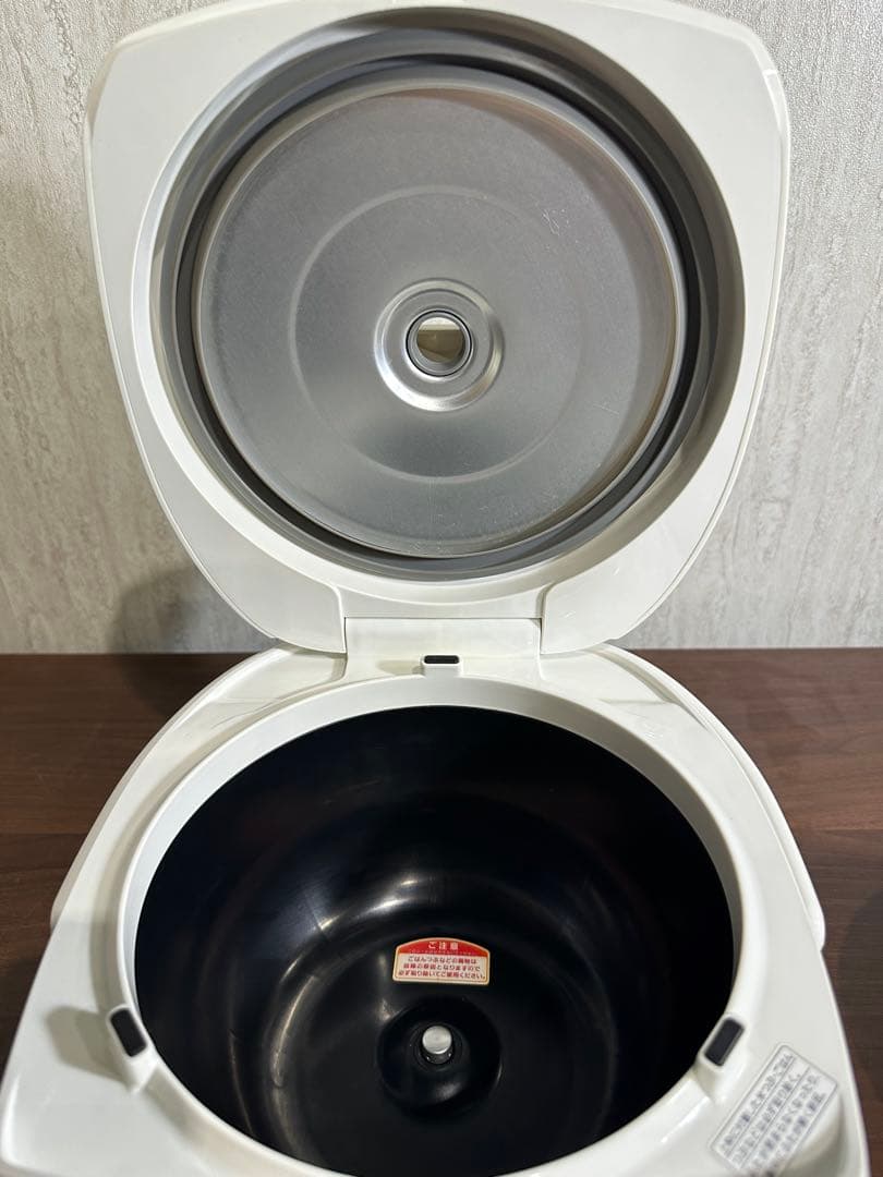 美品 TIGER　JKD-V100-W　IH 炊飯器 炊きたて5.5合 18年製