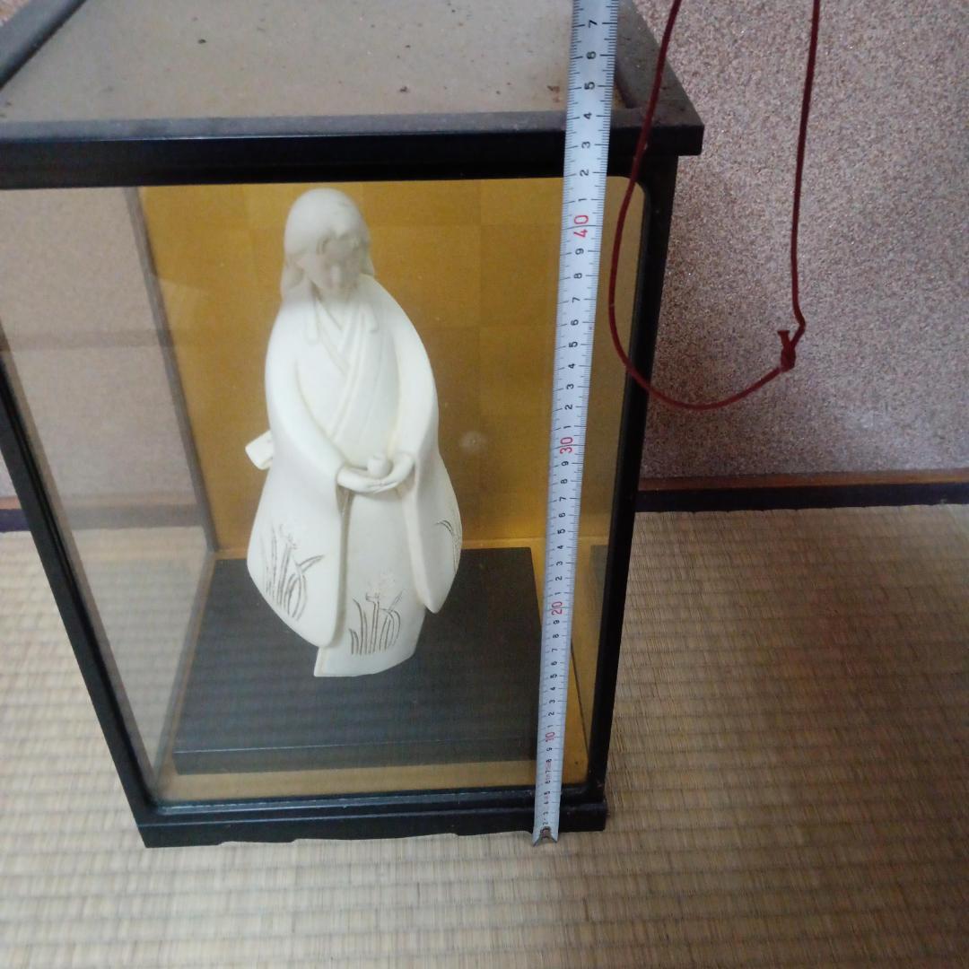 白い陶器製人形