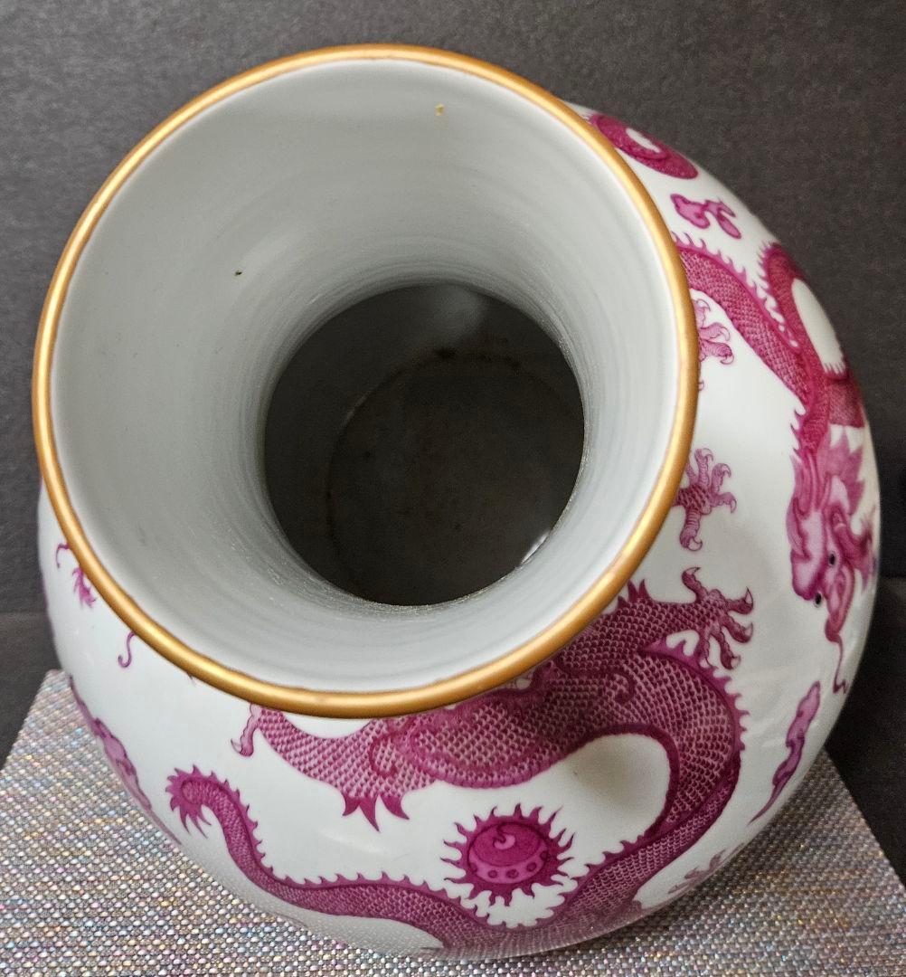 中国美術　中国陶磁器　大清乾隆年製銘　紅釉　粉彩　八龍図　五爪の龍図　大天球瓶