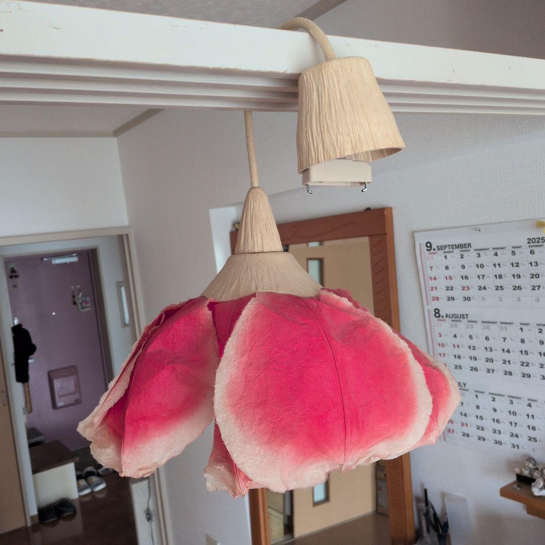 村松さちえさん　ピンク 花びら ペンダントライト