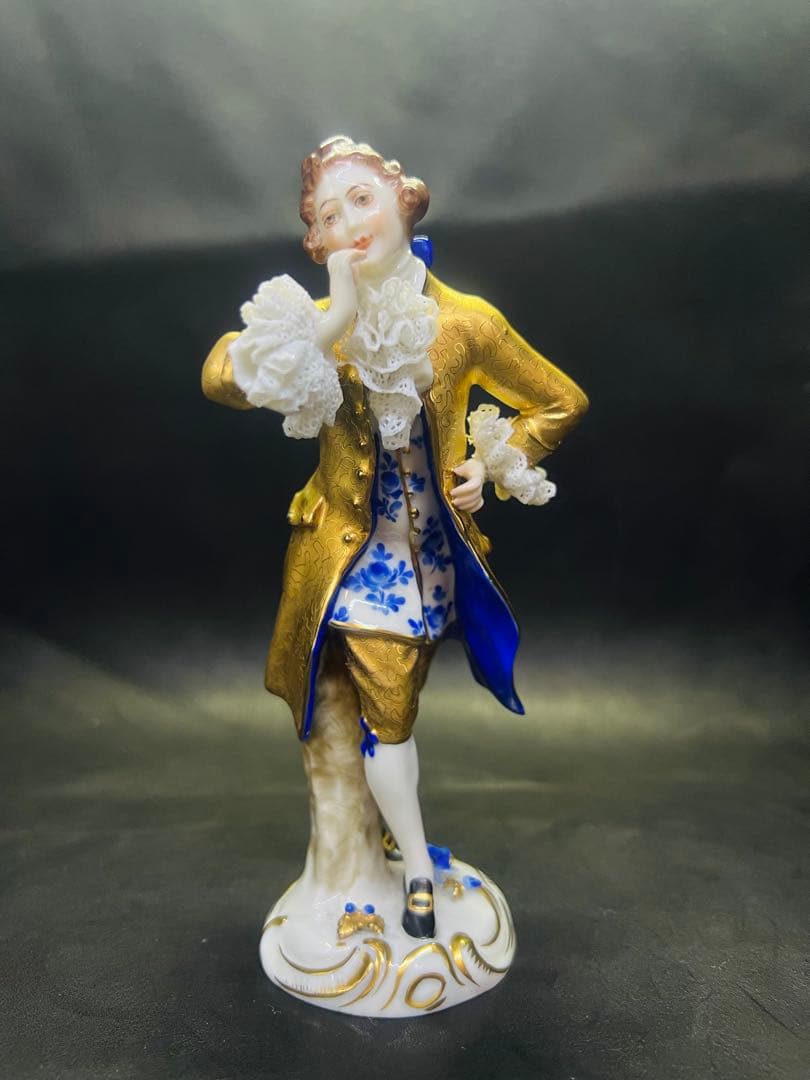 金色のコート 男性フィギュア 陶磁器