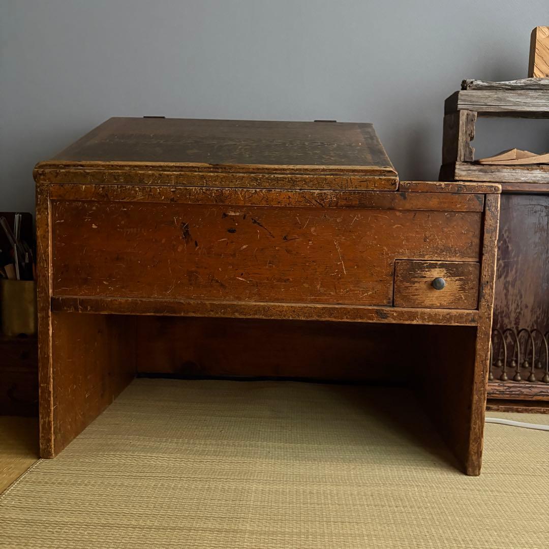 昭和時代の日本和室で使われていた木製の机 時代物　古道具