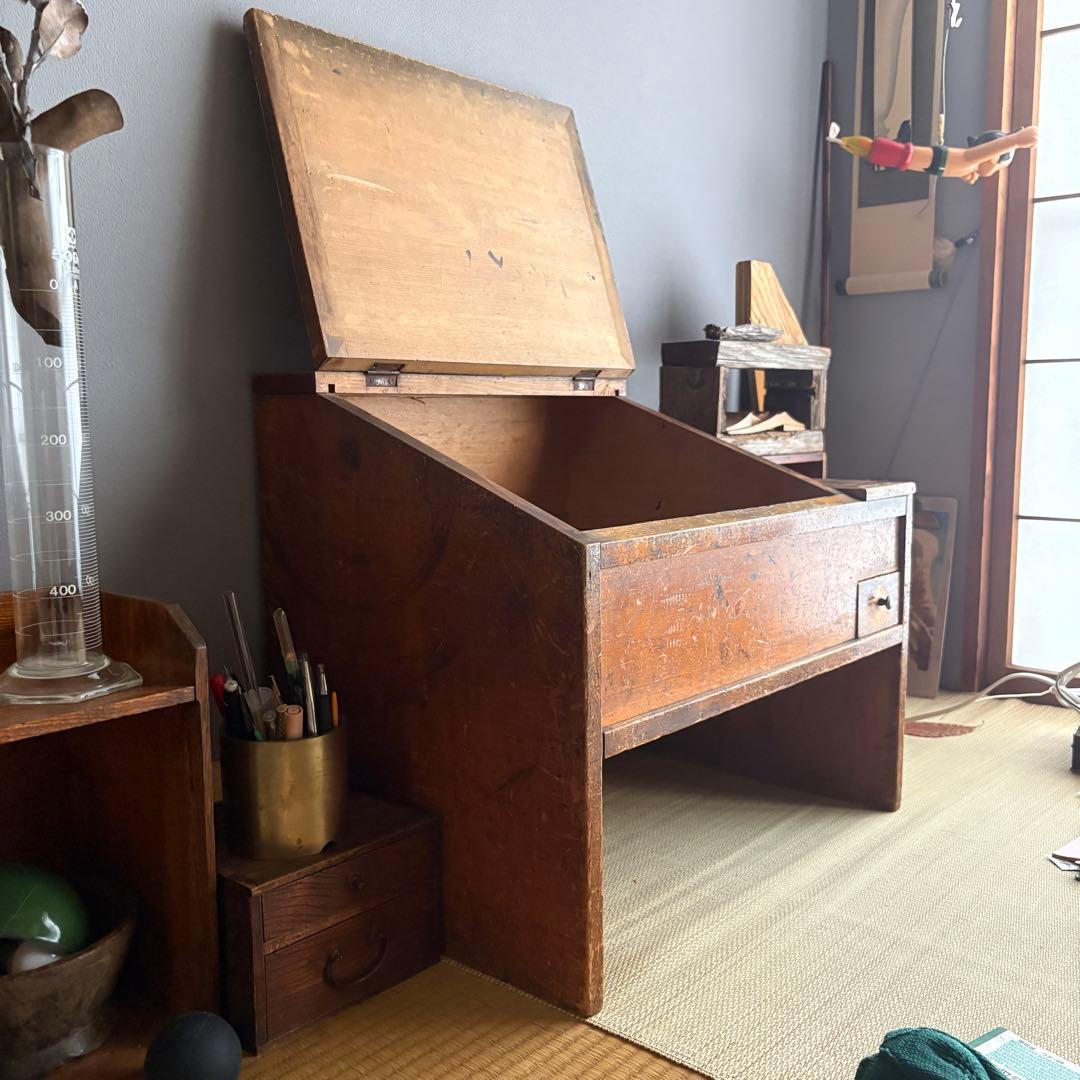昭和時代の日本和室で使われていた木製の机 時代物　古道具