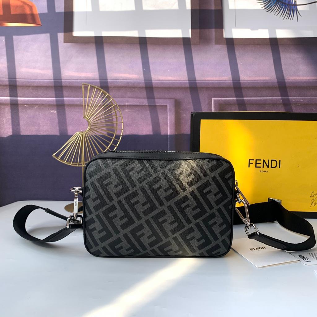 大人気！FENDI ショルダーバッグ ブラック/イエロー