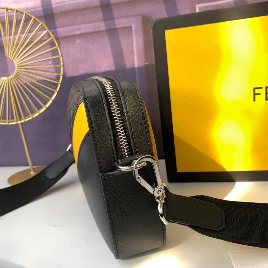 大人気！FENDI ショルダーバッグ ブラック/イエロー