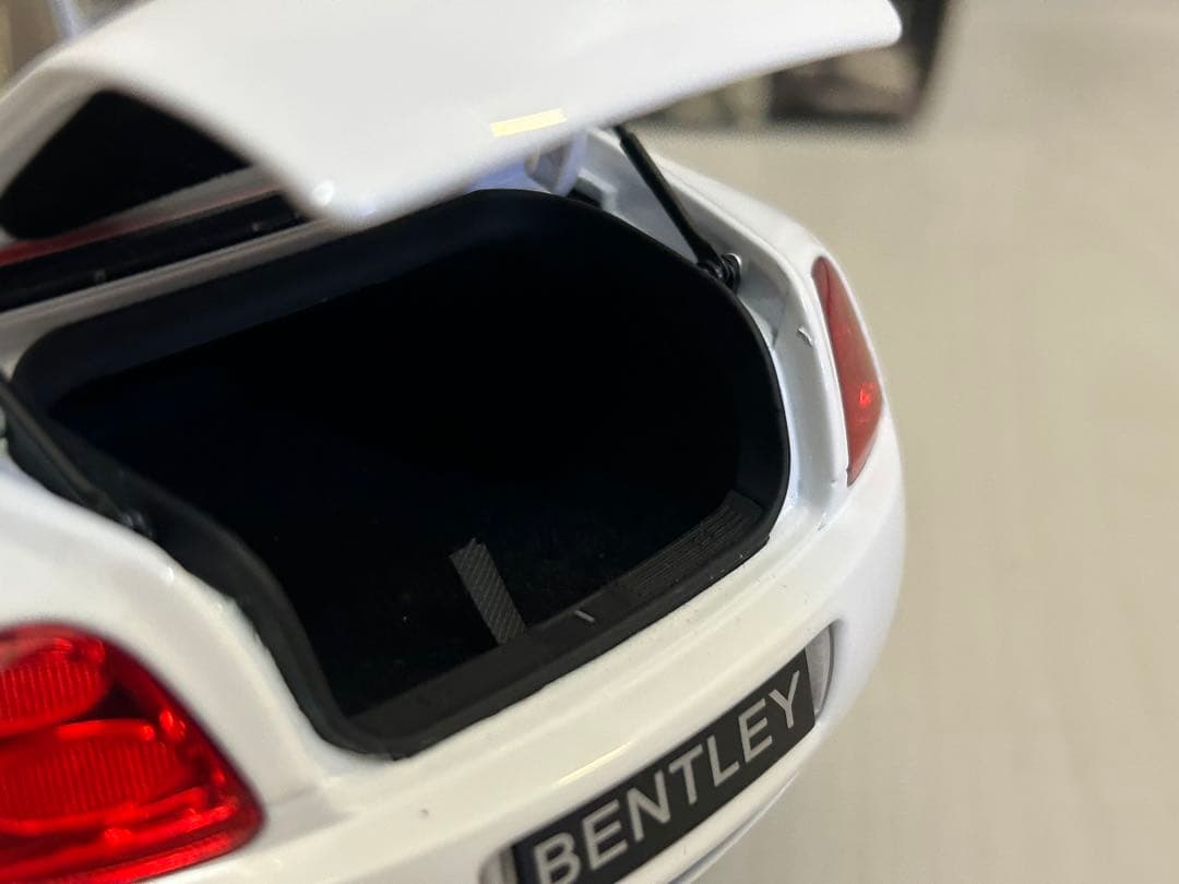 特価 1/18 ベントレー フライングスパーMINICHAMPS ホワイト 希少