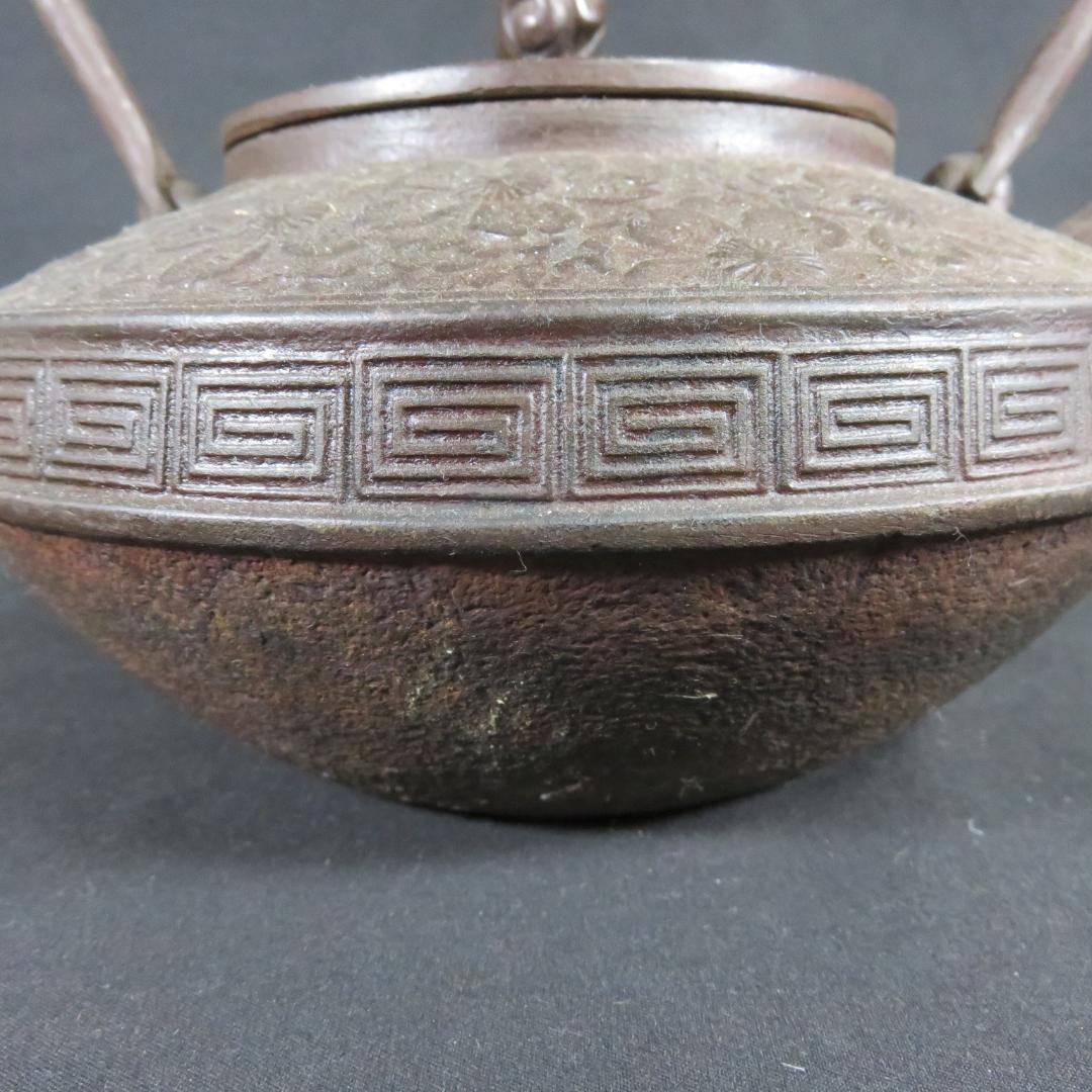 鉄瓶 花 雷文様 錆あり 鉄分補給 南部鉄器か