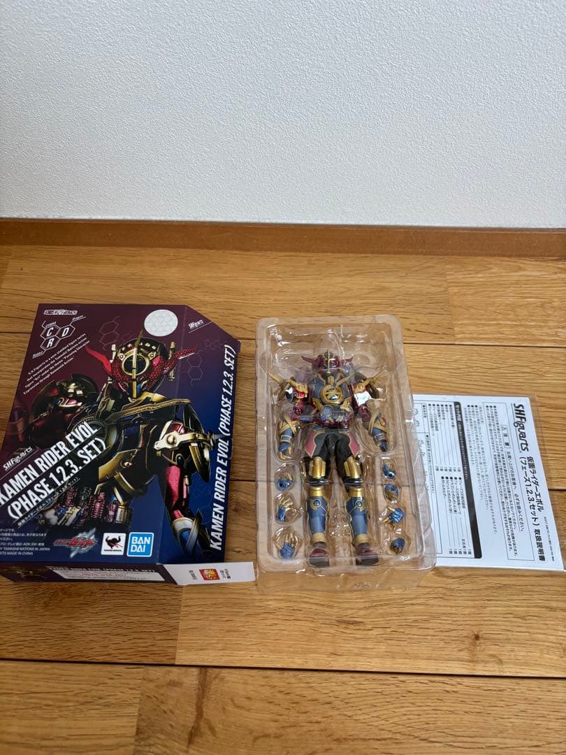 S.H.フィギュアーツ仮面ライダービルド　タンクタンクフォームとエボル