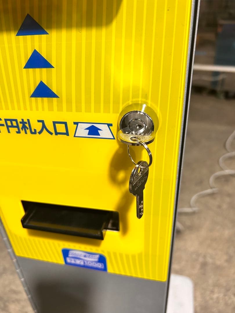 両替機•ラモン1000•株式会社マリンゲーム••新札対応品・ガチャガチャの横に
