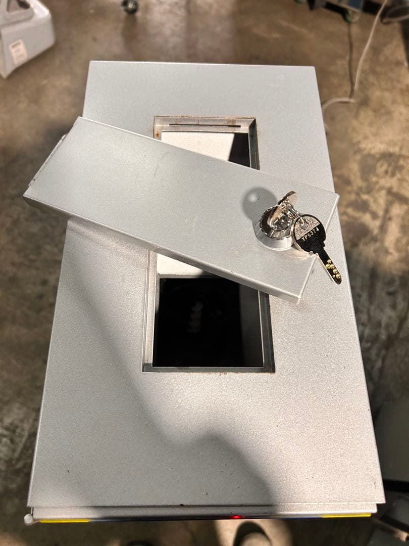 両替機•ラモン1000•株式会社マリンゲーム••新札対応品・ガチャガチャの横に