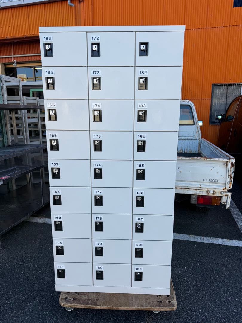 愛知　２７人用ロッカー シューズボックス　中古　南京錠タイプ