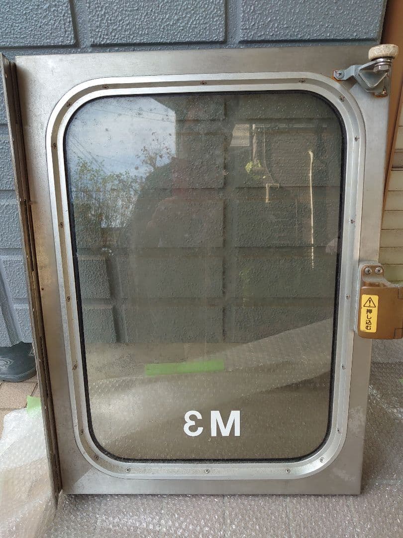 E1系MAX　乗務員室扉窓　M3