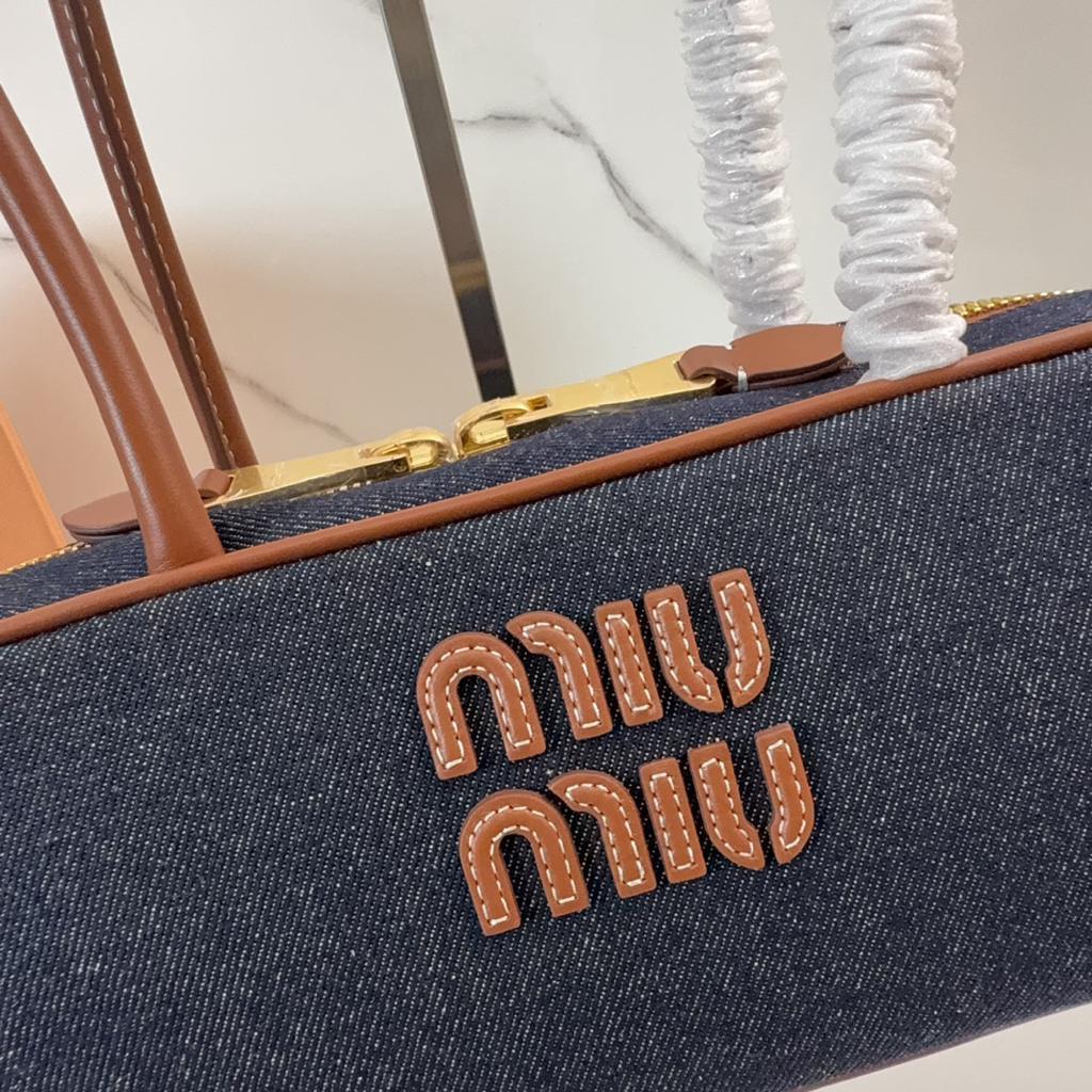 大人気！miu miuデニムショルダーバッグ