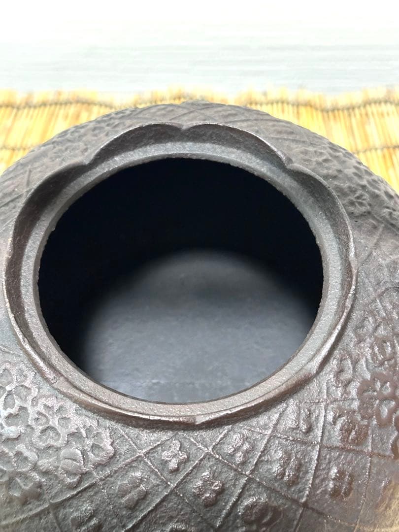 未使用品、栞付　岩手県奥州 佐秋鋳造所 佐藤守巨造 真作保証　南部鉄瓶 南部鉄器