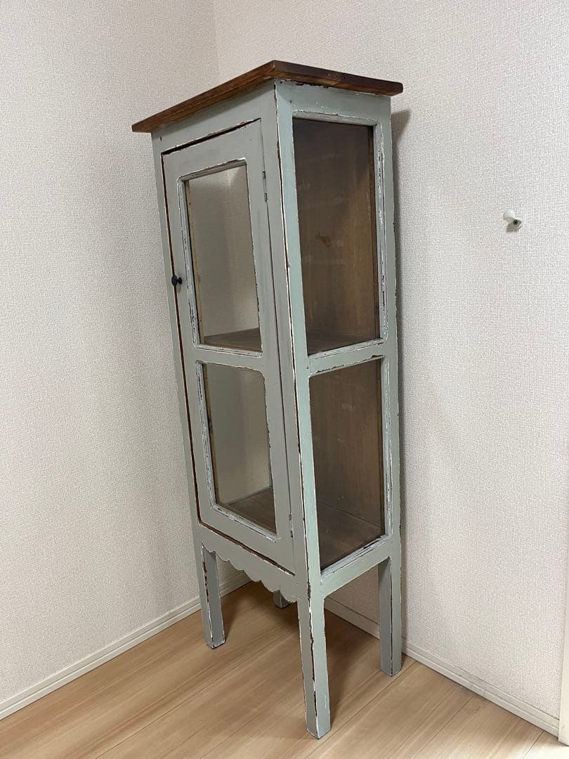 アンティーク風　ガラス扉付き収納キャビネット