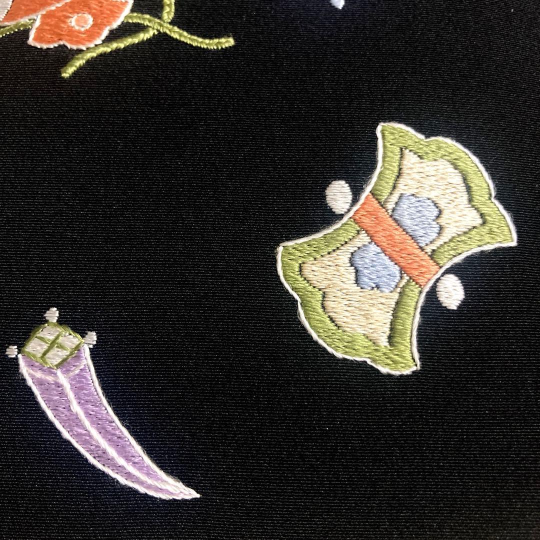 京都　伊と忠　正絹　和装　手提げバッグ（黒ちりめん　手刺繍　宝尽し）