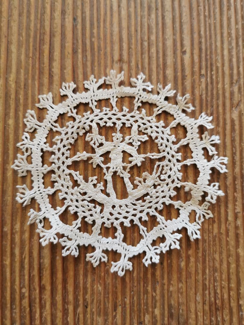 アンティーク ベルギー購入 可愛い人物像の小さなリネンドイリー フリルコースター