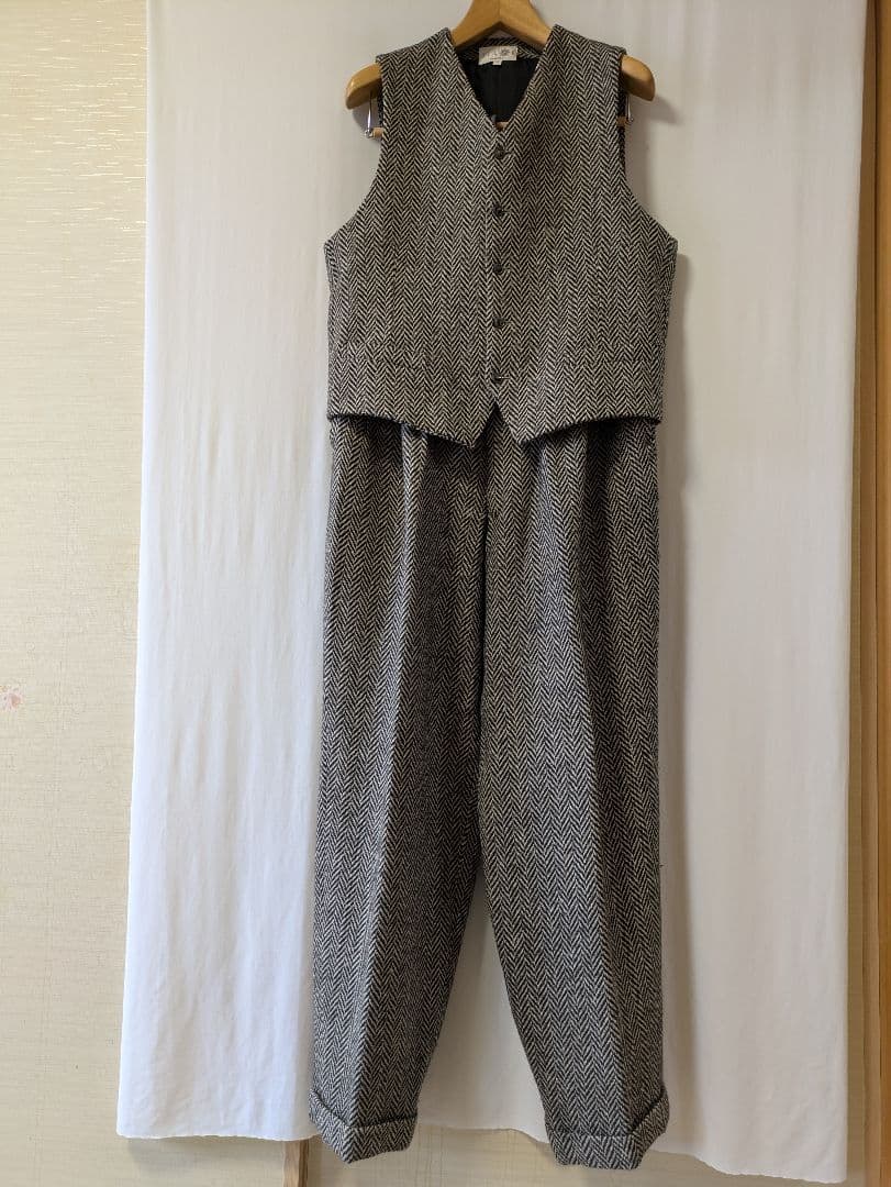 BBCOのうすい茶で、黒のへリンボーンの ベストとパンツ のセットアップスーツ