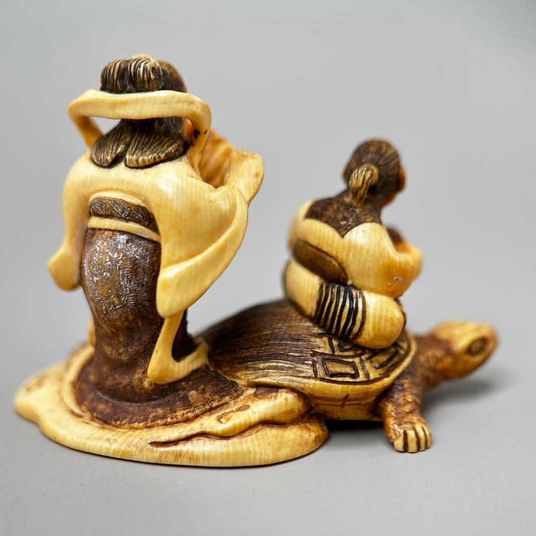 亀に乗った男女極上　根付　天然素材アンティーク骨董　飾り物古美術置物細密細工