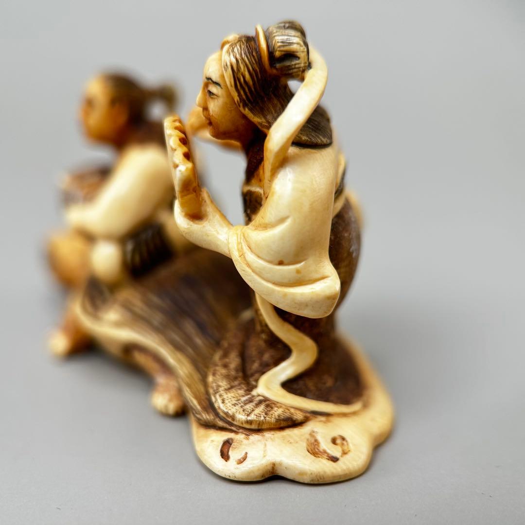 亀に乗った男女極上　根付　天然素材アンティーク骨董　飾り物古美術置物細密細工