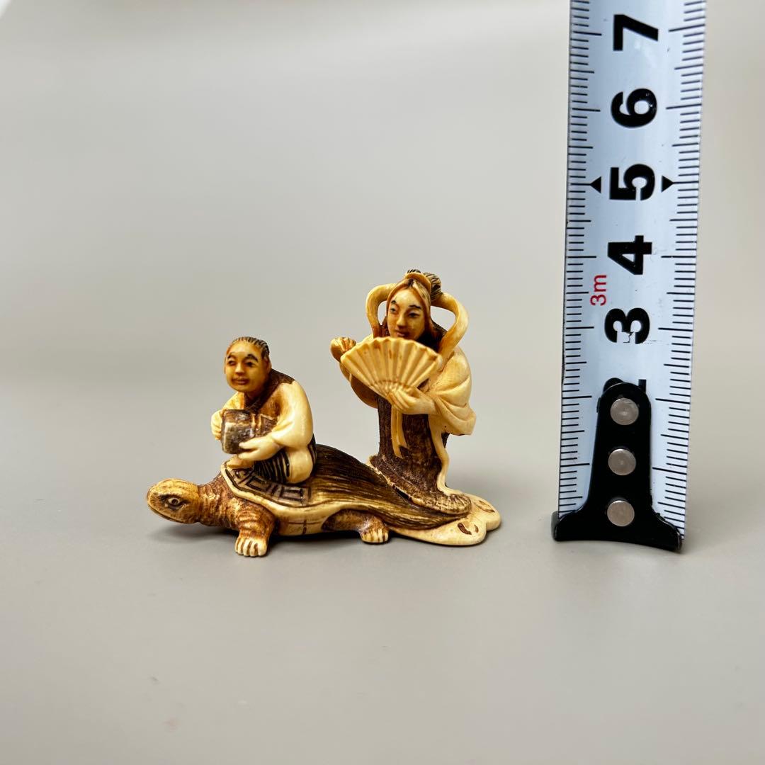 亀に乗った男女極上　根付　天然素材アンティーク骨董　飾り物古美術置物細密細工
