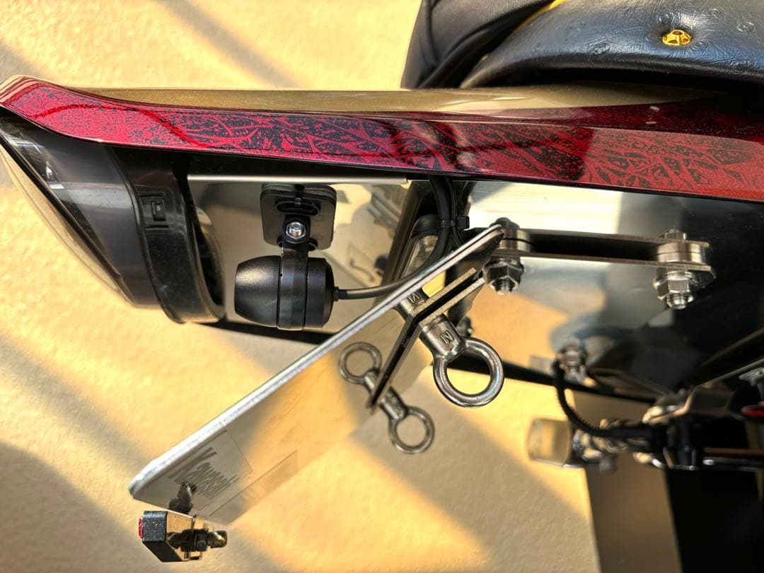 スペース　ポリッシュナンバー敷板とフェンダーレスブラケット