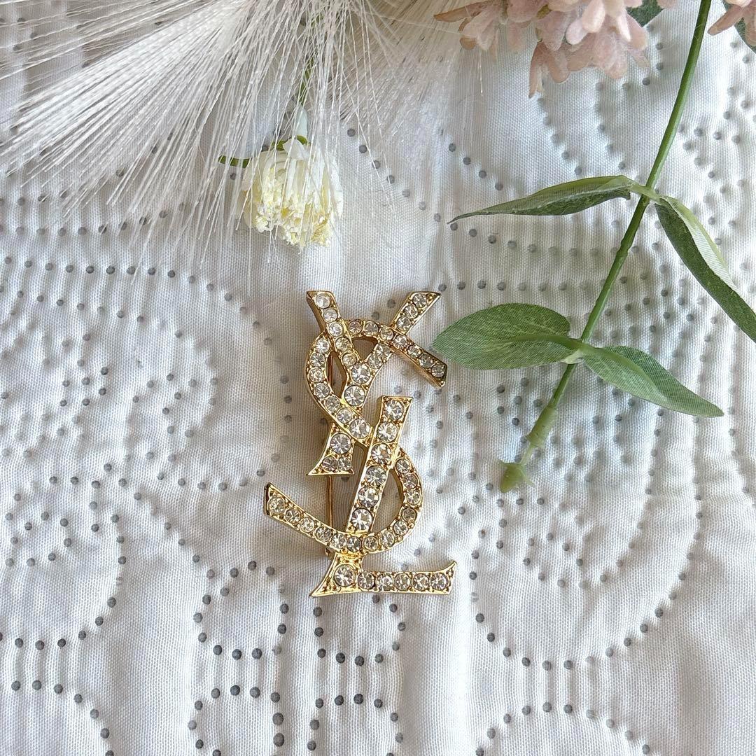 極美品 イヴサンローラン ブローチ カサンドラ ロゴ YSL ゴールド 人気