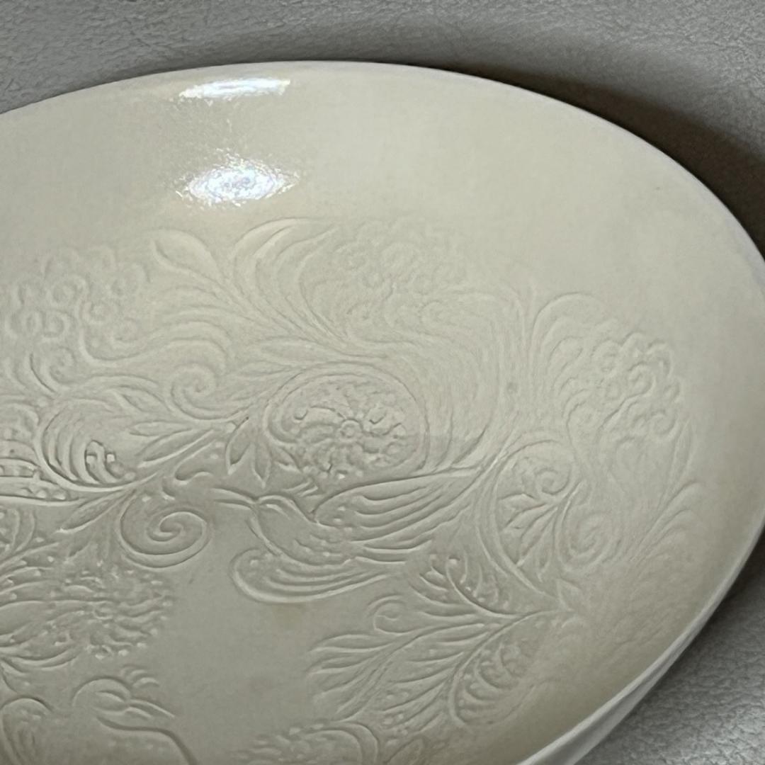 加藤渓山 牙黄磁 華鳥彫刻 鉢 共箱 菓子鉢 茶道具 【k3223】